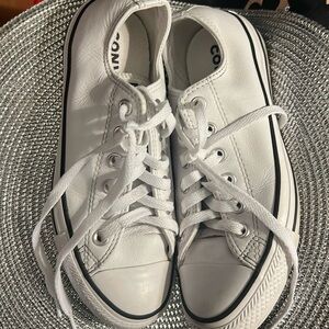 Chuck Taylor's leather all stars ⭐️ Converse size men's 4.5/women's 6.5